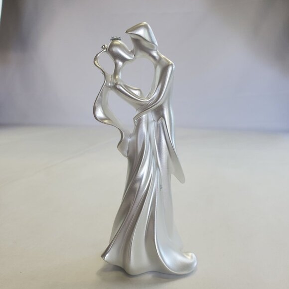 Wilton Wedding Cake Topper The First Kiss Bride Groom Pearl Off White - Picture 3 of 10